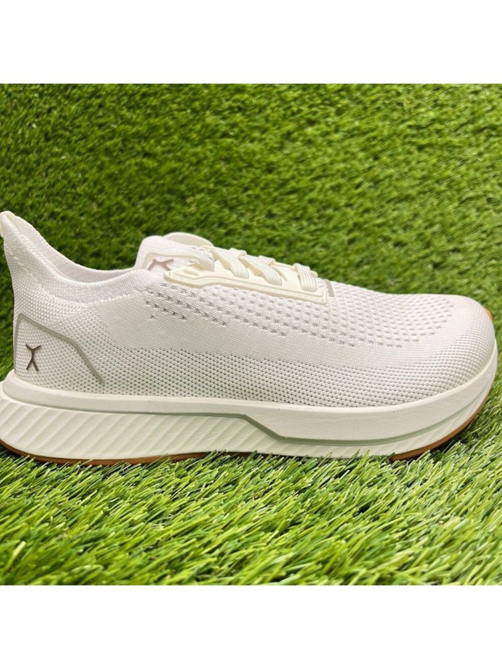 Flux Footwear Adapt Runner White Gum Womens Size 5.5 Athletic Shoes Sneakers